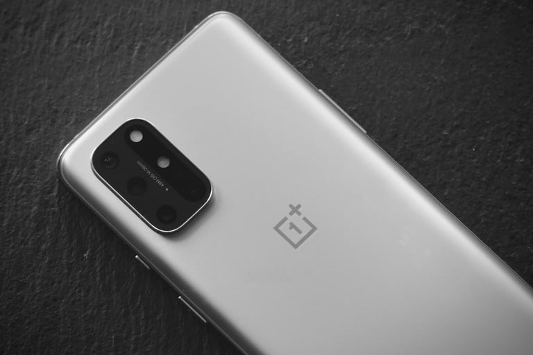 OnePlus 8T复兴了黑白手机摄像头